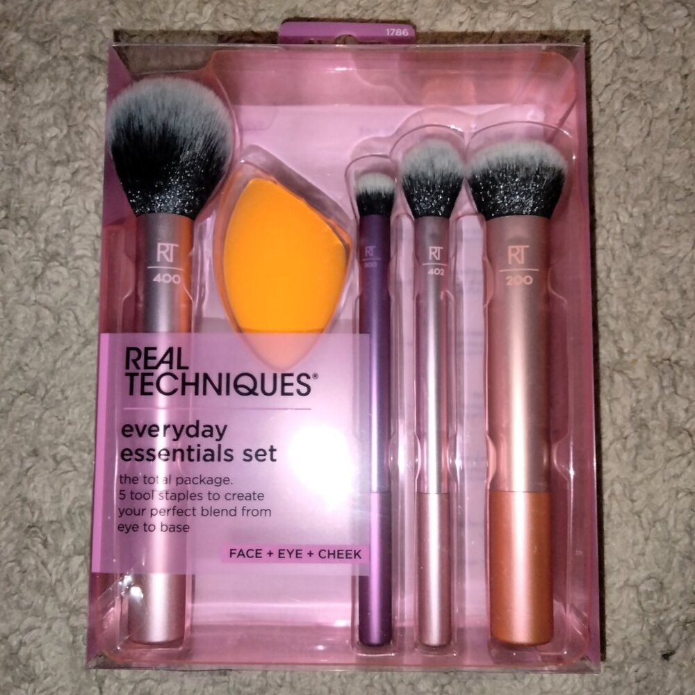 Real Techniques Everyday Essentials Brush Set 5 piece set New Unopened